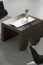 La collection Titano inclut des tables rectangulaires et tonneau, avec des plateaux d’un seul tenant ou modulaires. Optez pour des finitions en cuir ou en bois pour un rendu sophistiqué.