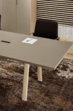 Une table de la collection Atreo, idéale pour répondre à différents besoins : table de réunion classique, table haute (H 105 cm) ou poste avec cloison technique mobile ou murale.