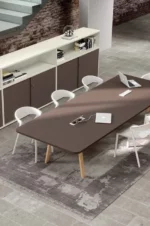 Table de conférence Atreo Wood avec insert en bois, parfaite pour un espace professionnel chaleureux et convivial.