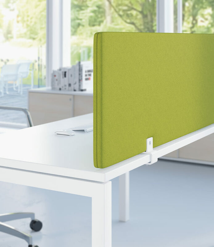 Écran KE en tissu vert, idéal pour séparer les espaces de bureau tout en ajoutant une touche de couleur moderne et rafraîchissante.