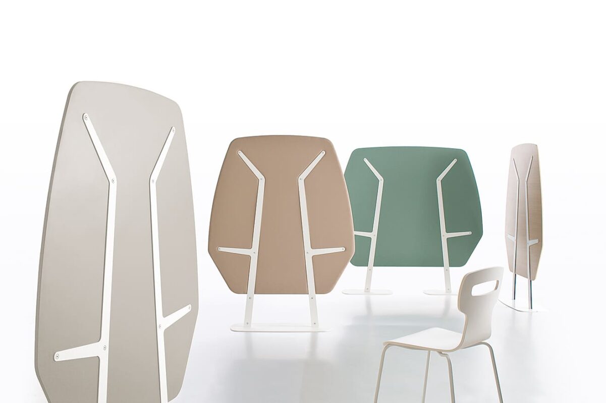 Paravents acoustiques Tamaris en différentes couleurs, présentés dans un environnement moderne et minimaliste, avec une chaise blanche au premier plan.