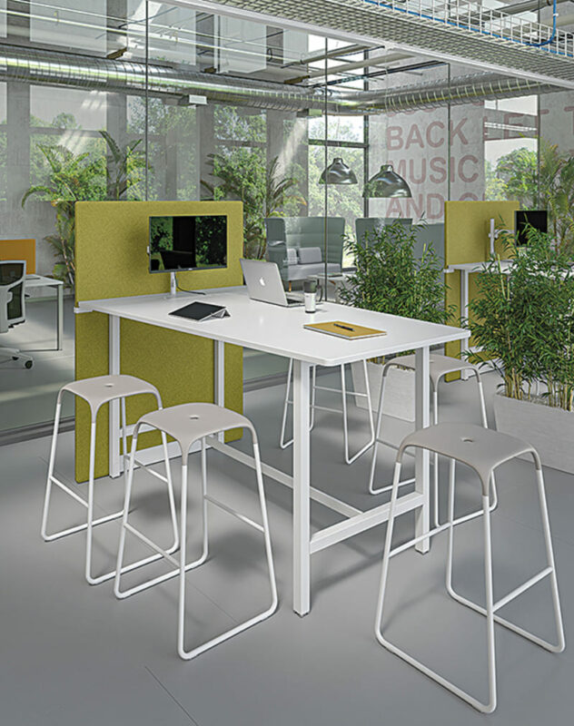 Espaces de travail modernes avec des tables multimédia et des plantes Columbia, combinant fonctionnalité, design épuré et harmonie végétale.