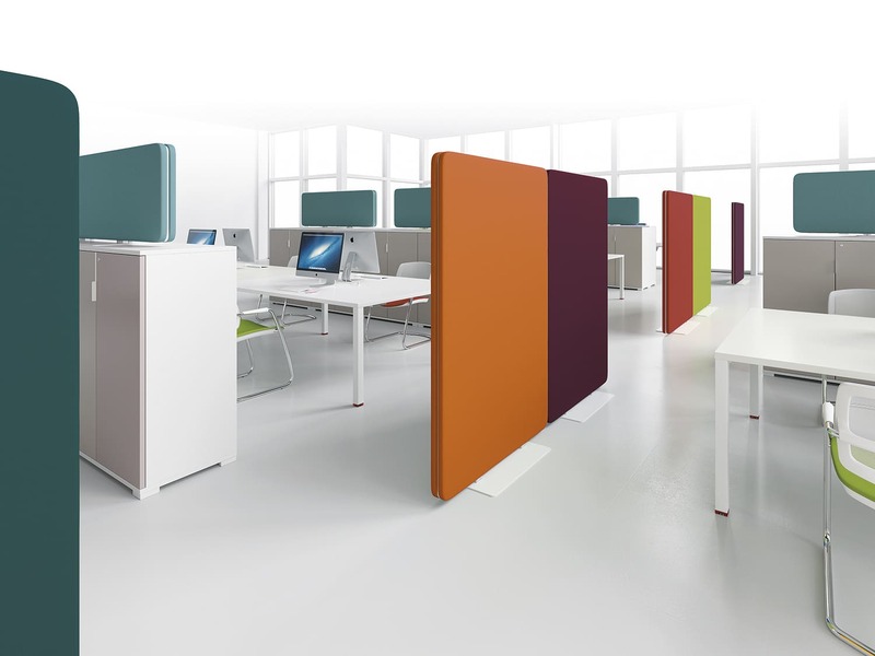 Cloisons acoustiques Taoma colorées, organisant un open space moderne et lumineux, avec des bureaux équipés d'ordinateurs pour un environnement de travail structuré et efficace.