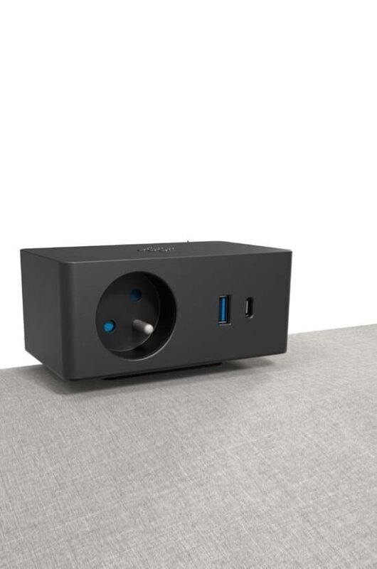 Boîte à prises noire posée sur un bureau, équipée d'une prise électrique, d'un port USB et d'un port USB-C.