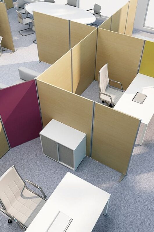 Cloison acoustique KE Aménagement de bureaux cloisonnés avec des panneaux acoustiques KE en bois clair et accents colorés, créant des espaces de travail privés et une salle de réunion conviviale.