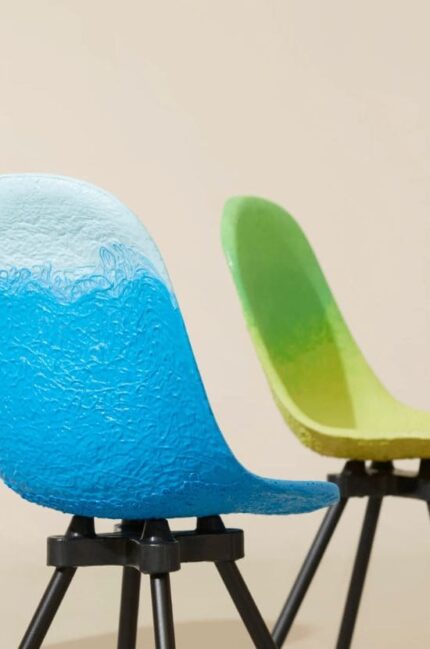 Gravène Chaises aux couleurs dégradées et texturées, en bleu et vert, fabriquées en matériaux recyclés avec des piètements en acier noir.