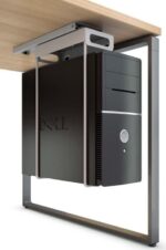 Support d'unité centrale installé sous un bureau en bois, optimisant l'espace de travail avec style.