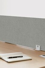 Écran acoustique KE gris installé sur un bureau moderne, offrant un design élégant et une réduction du bruit.