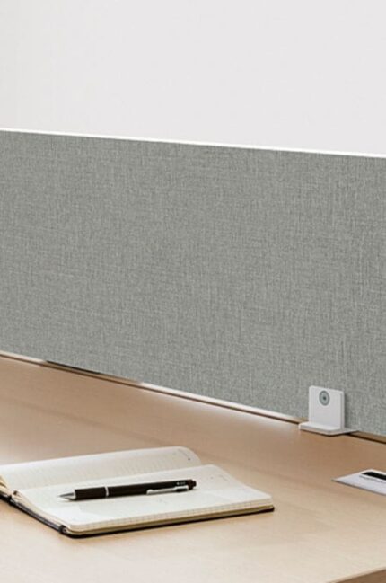 Écran acoustique KE gris installé sur un bureau moderne, offrant un design élégant et une réduction du bruit.