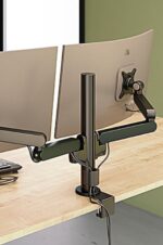 Double support écran Plug and Play en finition noire, monté sur un bureau en bois, offrant une gestion efficace des câbles et un positionnement ergonomique.