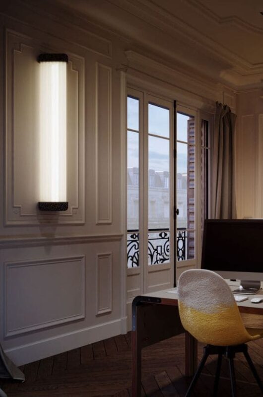 Lampe Polix installée dans un intérieur raffiné, apportant une touche lumineuse et écoresponsable à un espace de travail moderne.