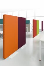 Cloisons acoustiques Taoma orange, prune, et vert vif dans un bureau lumineux, organisant les espaces avec modernité.