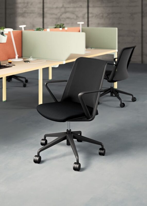 Chaise de bureau élégante avec un design minimaliste noir, accoudoirs intégrés et roulettes pivotantes, parfaite pour un espace de travail moderne et collaboratif.