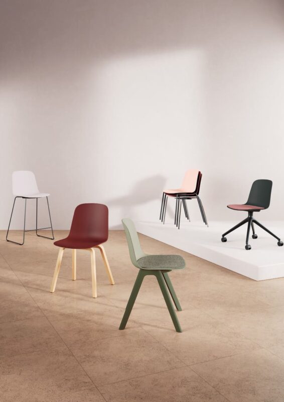 Chaise C04 présentée en plusieurs configurations, idéale pour bureaux, espaces collaboratifs et environnements modernes.