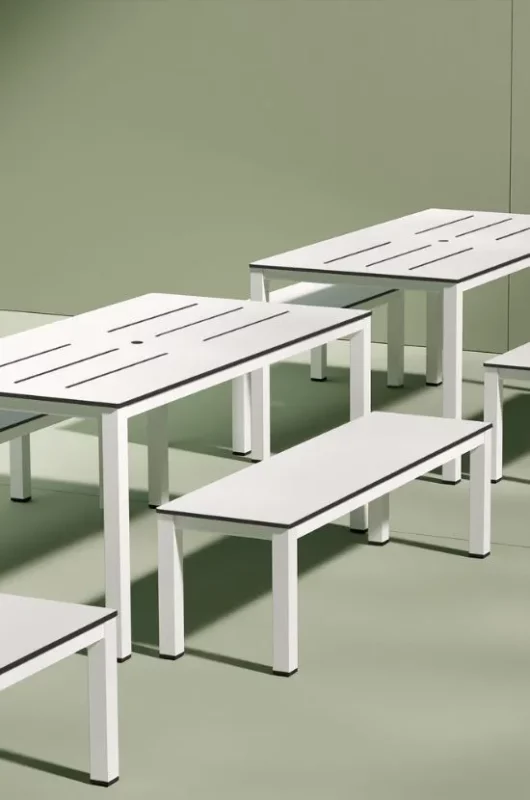 Table de collectivité Matias utilisée en intérieur et en extérieur, idéale pour les espaces collaboratifs indoor et outdoor.
