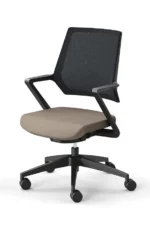 X-DOS, confort et design au service des coworkers : Ce siège ergonomique s’adapte parfaitement aux nouvelles pratiques professionnelles, telles que le télétravail ou le flex office. Son design épuré et sa structure facilement ajustable en font un choix privilégié pour les espaces de coworking. Grâce à son mécanisme synchrone, il garantit un confort supérieur lors de vos journées de travail.