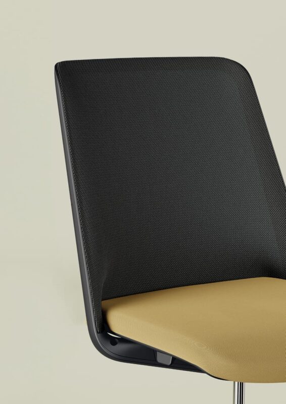 Chaise moderne avec un dossier en tissu noir texturé et une assise rembourrée de couleur beige, idéale pour un bureau ou un espace contemporain