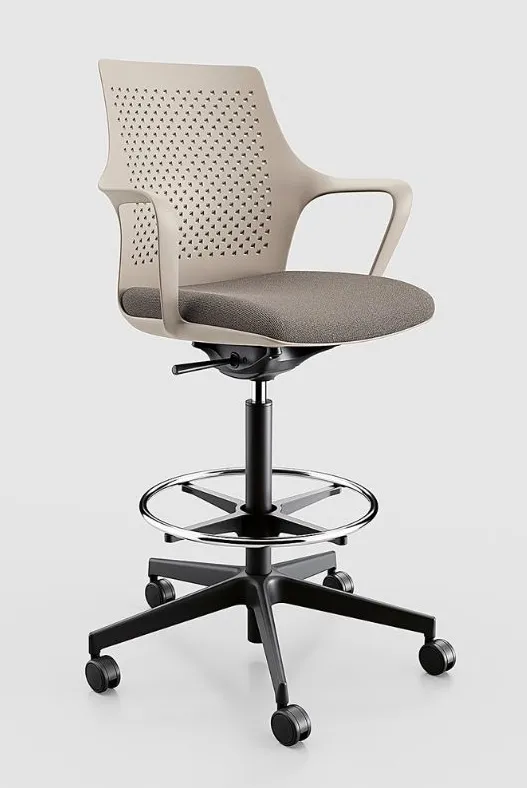 Chaise de bureau ergonomique avec un dossier noir en maille respirante, une assise rembourrée marron et un repose-pieds circulaire, montée sur des roulettes pour une mobilité optimale.