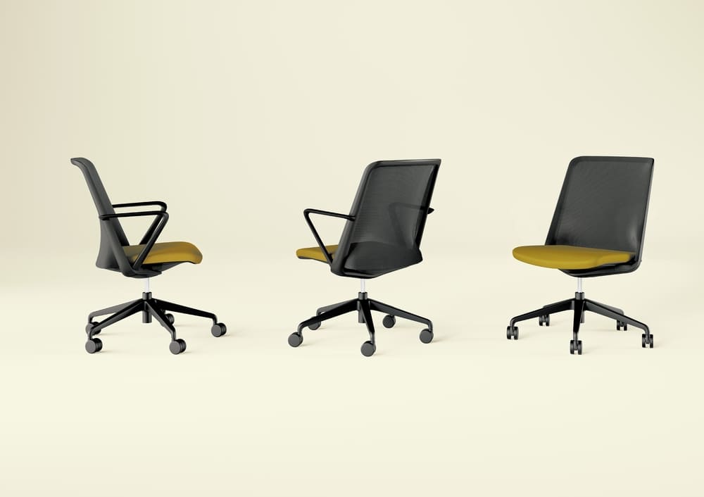 Trois vues d'une chaise de bureau moderne avec un dossier noir en maille, une assise rembourrée jaune et des roulettes pivotantes, combinant design épuré et fonctionnalité ergonomique.