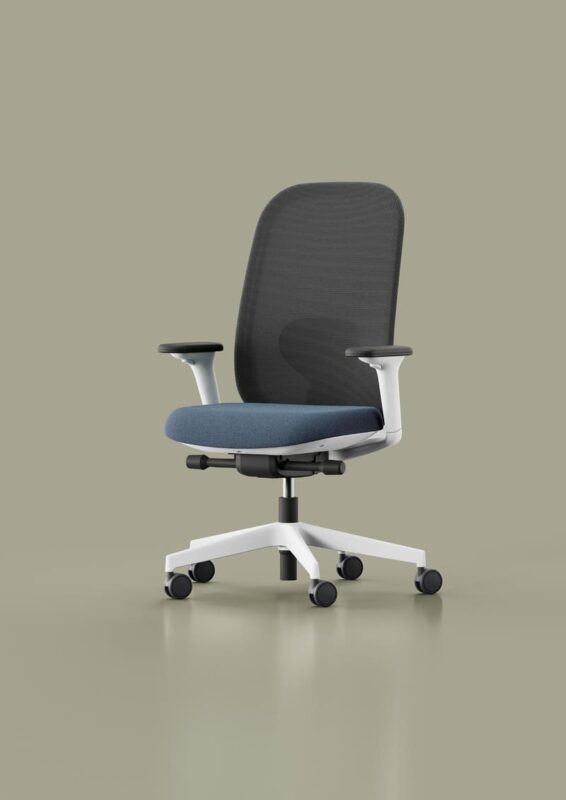 Siège ergonomique SPATIUM avec structure blanche, dossier en résille noire et assise bleue, idéal pour un bureau moderne et confortable.