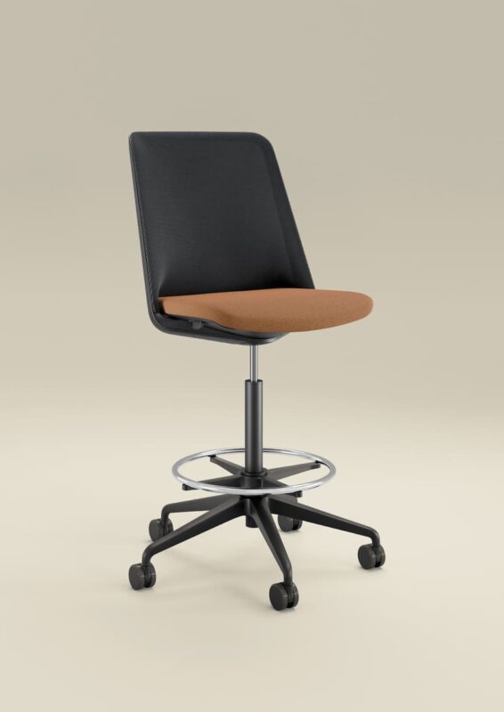 Chaise de bureau ergonomique avec un dossier noir en maille respirante, une assise rembourrée marron et un repose-pieds circulaire, montée sur des roulettes pour une mobilité optimale.