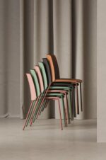 Chaises COOLTIME empilées dans des coloris variés, idéales pour les espaces flexibles et les configurations polyvalentes.