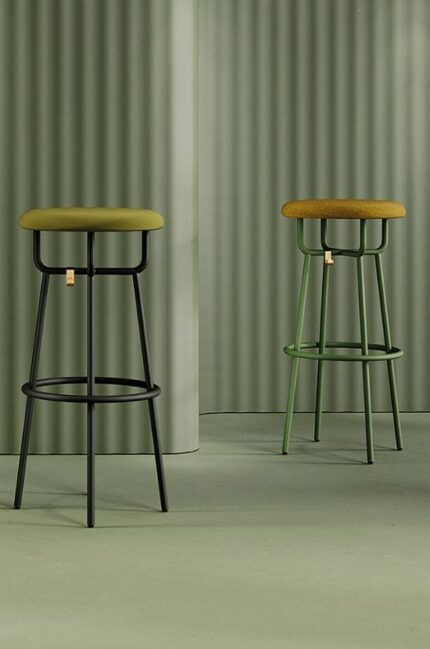 Deux tabourets ASSAS en métal noir et vert, avec finitions écoresponsables et design contemporain pour des espaces modernes.