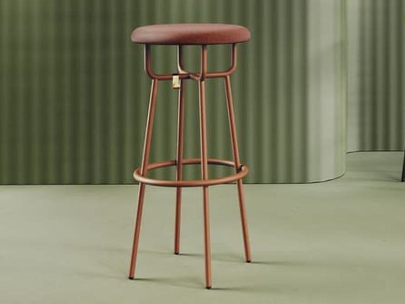 Tabouret ASSAS en finition rouge, présentant une assise rembourrée élégante et un design minimaliste parfait pour les espaces modernes.