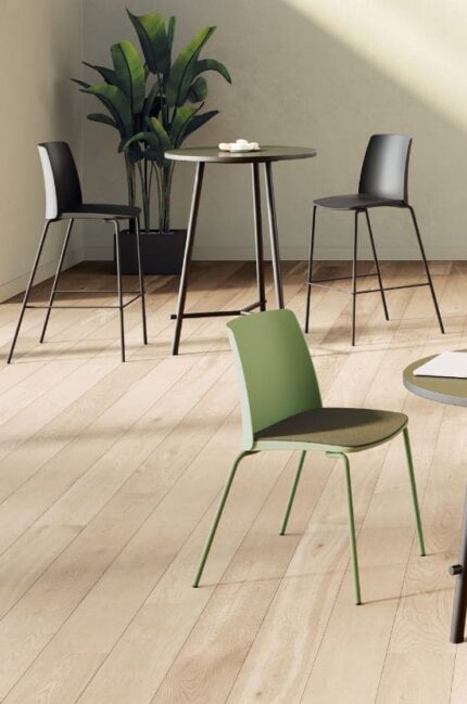 Aménagement d’un espace collaboratif avec des chaises COOLTIME en vert et noir, associées à des tables hautes modernes.