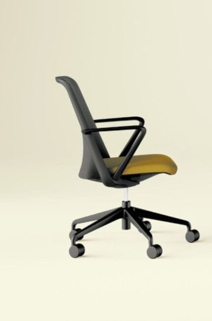 Chaise de bureau latérale avec un design ergonomique, un dossier noir incurvé, des accoudoirs intégrés, une assise rembourrée jaune et des roulettes pour une mobilité fluide.