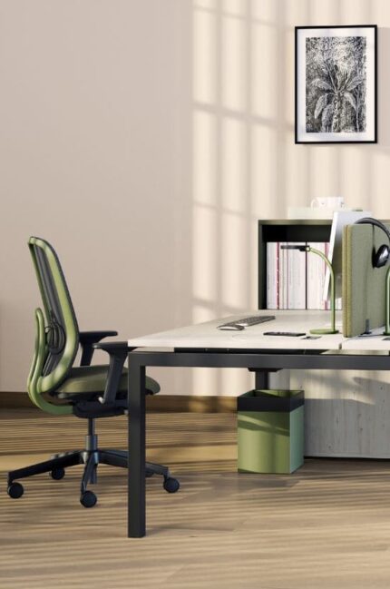 Aménagement de bureau moderne avec un siège NAUTILE vert, offrant un design ergonomique et des couleurs naturelles.