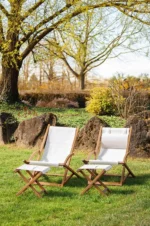 Chilienne Séol en bois massif avec toile colorée, installée sur une terrasse ensoleillée, offrant un confort optimal et un balancement naturel.