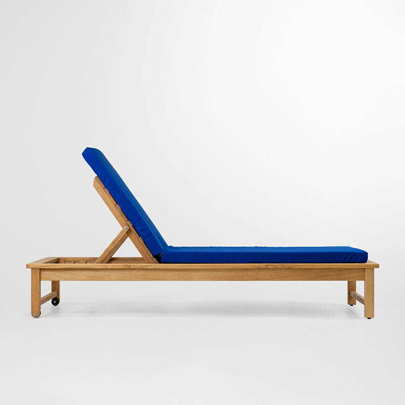 Bain de soleil Riviera en bois de châtaignier, conçu pour l’extérieur avec matelas amovible, quatre positions réglables et une excellente résistance aux intempéries.