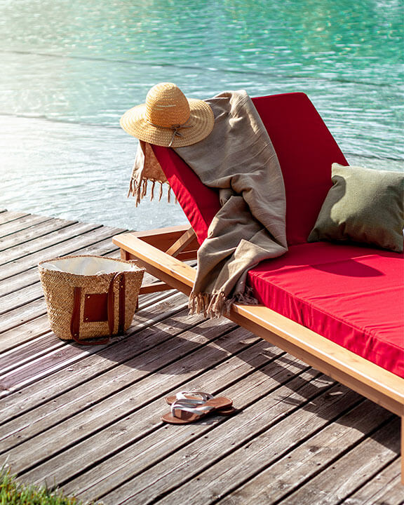 Bain de soleil Riviera, avec son design compact et son dossier ajustable, fabriqué en bois de châtaignier, parfait pour une relaxation en plein air.