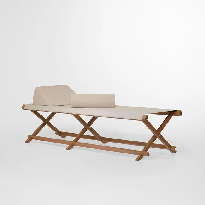 Transat SEOL en bois massif de robinier, au design minimaliste et pliable pour un rangement facile, avec une toile résistante et un coussin triangle amovible pour un confort sur mesure.