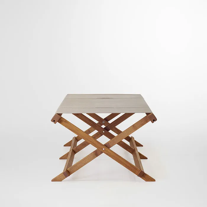 Avec sa structure en bois massif et sa toile tendue, le transat SEOL offre une assise élégante et pratique, complétée par un coussin triangle amovible pour un confort adapté.