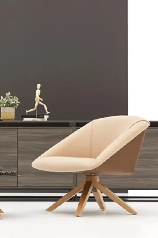 Fauteuil de salle d'attente minimaliste avec revêtement en simili cuir beige, parfait pour une ambiance chaleureuse.