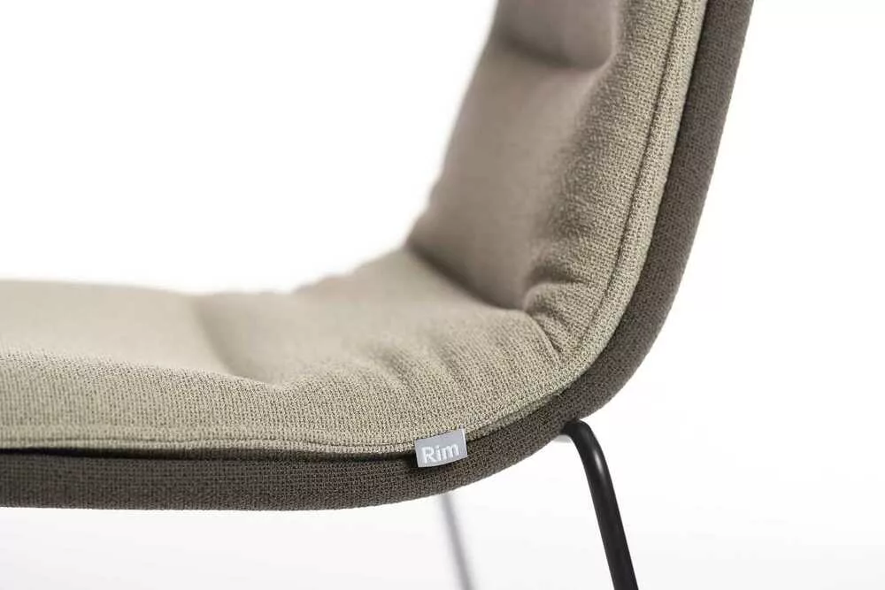 Détail des coutures et finition du siège polyvalent edge pour espace de travail professionnel