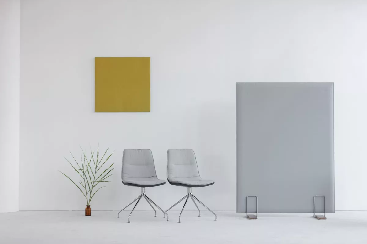 Agencement d'espace professionnel sur mesure avec chaise d'accueil pivotante sur 4 branche